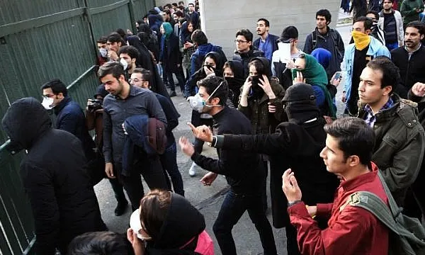 Protestele anti-regim în Iran: ”Moarte dictatorului!”. Doi morți. Oficialii amenință manifestanții