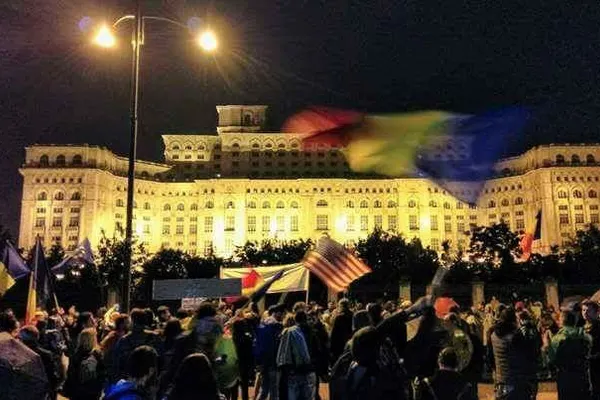 Incidente la protestele de la Parlament: Jandarmii au folosit gaze lacrimogene