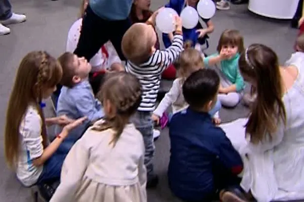Moș Crăciun a ajuns deja la Realitatea TV! Petrecere cu zâne şi spiriduşi pentru COPIII REALITĂŢII