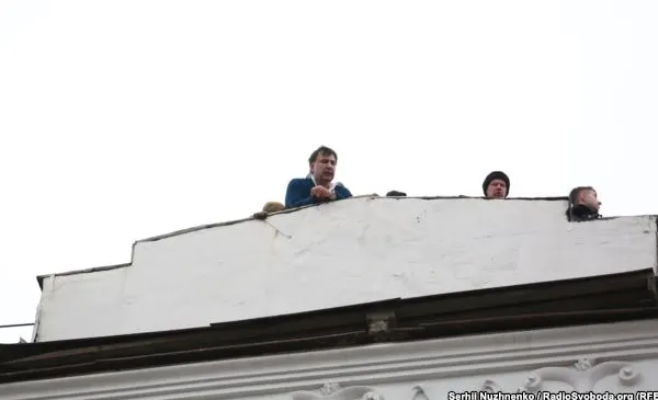 Fostul președinte georgian Saakaşvili, arestat de poliție și eliberat de suporterii săi din Ucraina