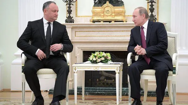 Președintele R. Moldova îi cântă ode lui Vladimir Putin în presa rusă