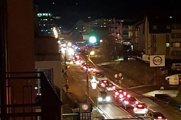 O FEMEIE şi un ADOLESCENT de 14 ani, accidentaţi în staţia de autobuz