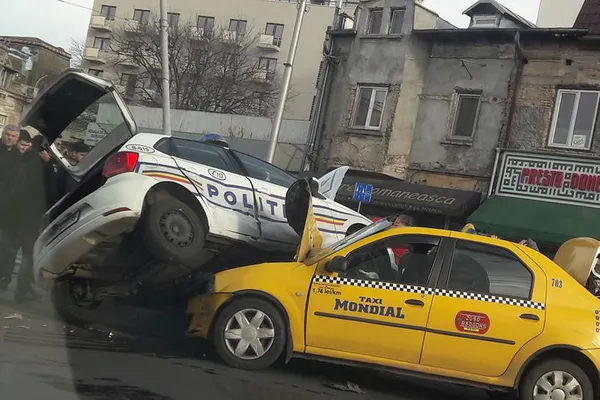 Accident grav în Bucureşti. Maşină de poliţie, răsturnată peste un taxi. Imagini de la faţa locului