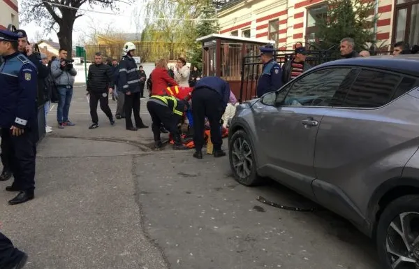 Directoarea unei școli din Buzău a spulberat cu mașina grupul de părinți care își așteptau copiii