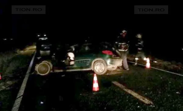 Accident cumplit în Timiș. Două persoane au rămas încarcerate