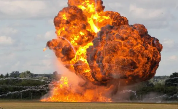 Zeci de răniţi după o explozie produsă în Italia. Nor toxic