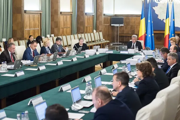 Guvernul va putea emite ordonanţe şi în vacanţa parlamentară