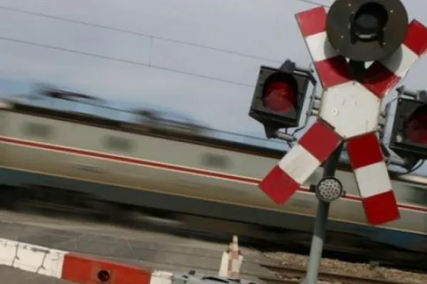 Accident teribil pe o cale ferată din Sibiu: un autoturism a fost spulberat de tren