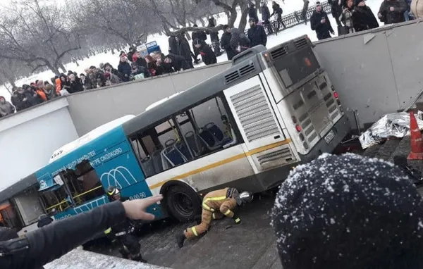 Moscova: Mai mulți morți, după ce un autobuz plin cu oameni a intrat într-o gură de metrou
