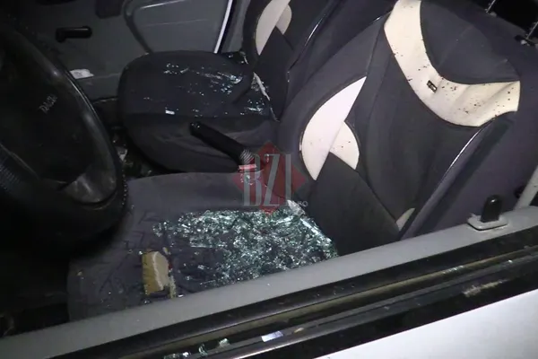Iași: Atac violent asupra polițiștilor, o mașină vandalizată, agresori răniți și arestați (VIDEO)