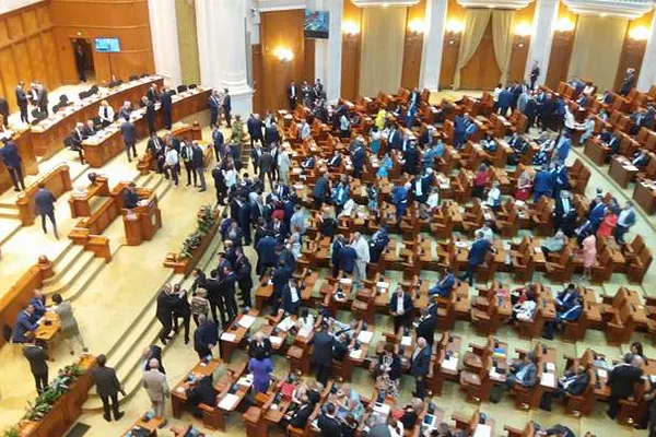 Troc PSD-UDMR. Proiectul privind înființarea liceului Catolic la Tâtgu Mureș a trecut de Cameră