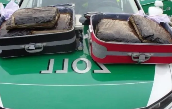 Doi români, arestați în Germania, după ce au fost prinși cu 10 kg de droguri