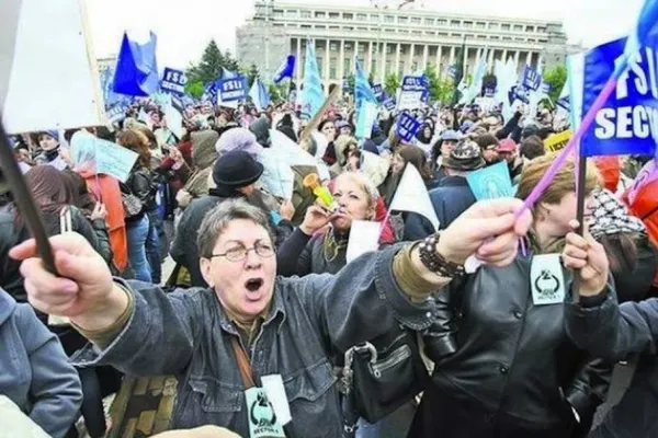 Se anunţă noi proteste. De această dată, dascălii şi părinţii ar putea ieşi în stradă