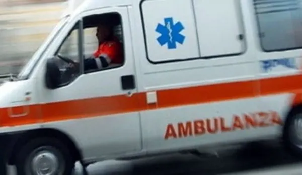 O adolescentă din România s-a aruncat de la etajul II al unei clădiri, în Italia. Motivul, SFÂŞIETOR