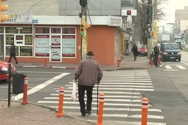 Pietonii din Constanța au la dispoziție zece secunde ca să traverseze pe verde un bulevard din oraș