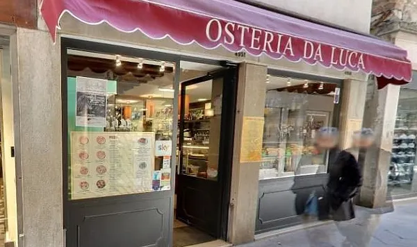 Trei studenţi au mers la restaurant şi au mâncat. Când au primit nota, au chemat poliţia - motivul