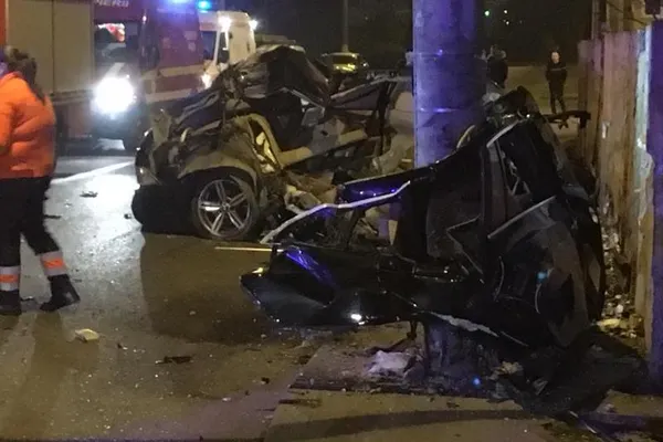 Accident cumplit la Cluj. Un BMW s-a făcut bucăți, pasagerul a murit. Indicatorul blocat la 200 km/h