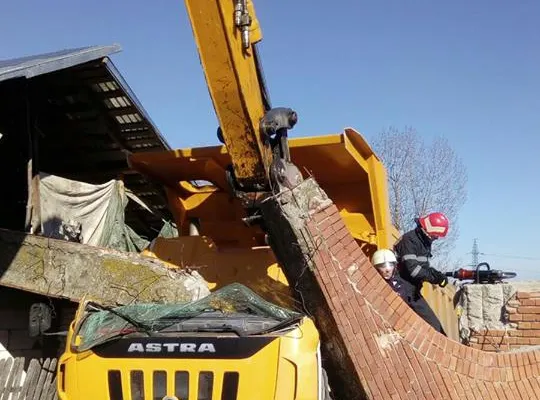 Grav accident în Argeş. Un pod s-a rupt sub greutatea unei basculante (FOTO)