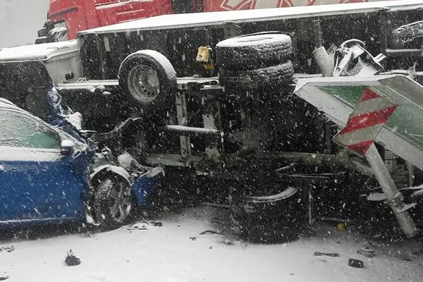 Accident în lanţ cumplit! Mai mulţi români, implicaţi: zeci de victime, peste 30 de TIR-uri distruse