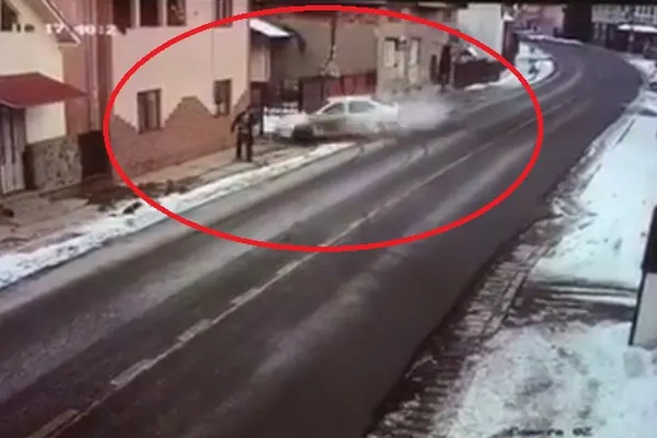 Momentul teribil în care un pieton este spulberat de o mașină pe trotuar. A murit pe loc