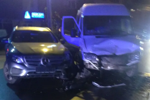 Opt răniți, după un accident grav între un microbuz și un autoturism, în Popești-Leordeni