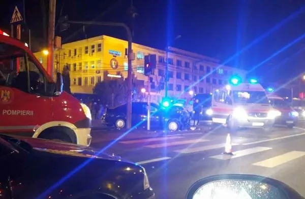 Accident SPECTACULOS chiar în faţa Poliţiei din Timişoara (GALERIE FOTO)