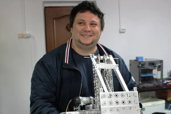 Românul care a realizat o dronă interzisă de serviciile secrete engleze