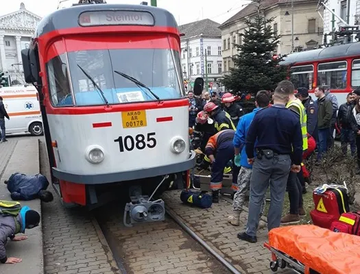 Grav accident la Arad: o fetiţă de 12 ani a fost prinsă sub tramvai (VIDEO)