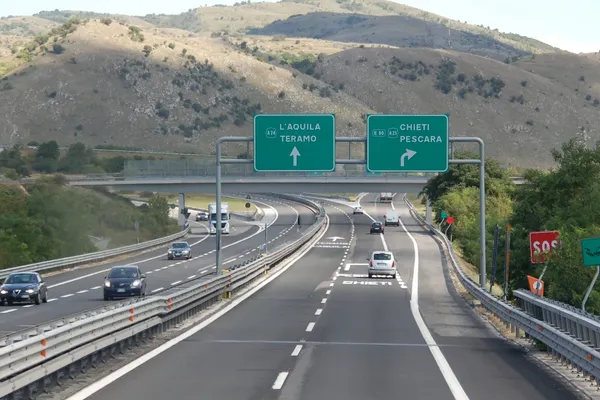 Doi cetățeni români au fost reținuți în Italia. Ce transportau într-un camion