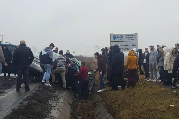 Grav accident pe DN1, la Avrig, 15 persoane implicate