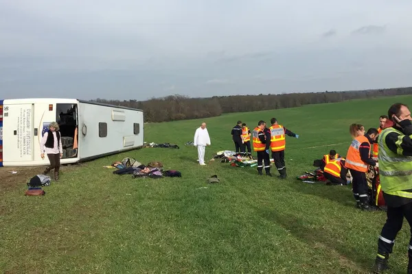 Grav accident cu un autocar plin de liceeni şi o maşină, în Franţa - cel puţin 27 de răniţi