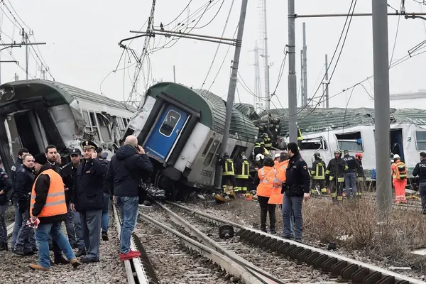 Tren deraiat în Italia: printre răniţi se află şi un român, anunţă MAE | GALERIE FOTO