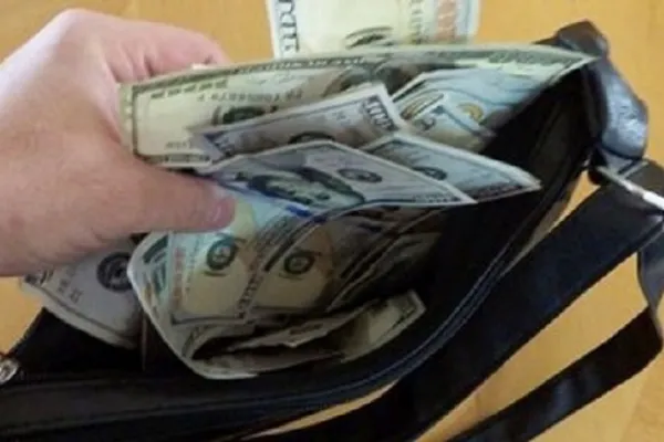 O femeie și-a uitat la restaurant geanta plină cu 16.000 de euro