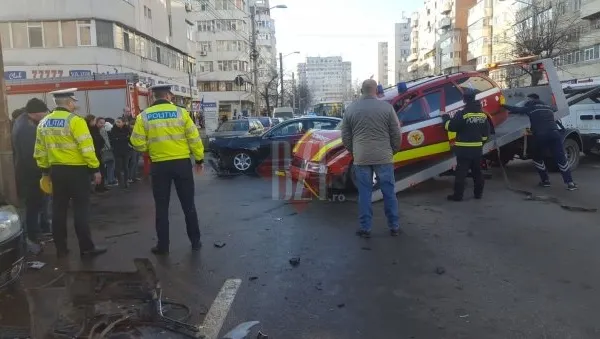 Accident în lanţ în Iaşi. O maşină SMURD, implicată. Imagini dramatice