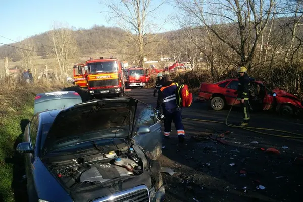 Accident cumplit în Mureș. 3 mașini s-au ciocnit violent: 9 victime. A fost chemat elicopterul SMURD