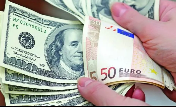 Leul recuperează timid în fața euro. Dolarul și aurul defilează spre noi niveluri record!