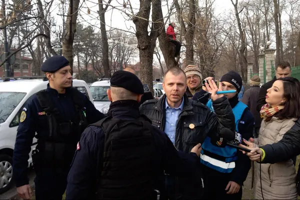 Scandal în fața sediului PSD. Mălin Bot, luat cu duba. Un alt cetățean protestează dintr-un copac