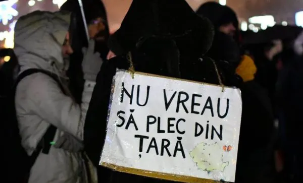 #REZIST. Anul Nou, proteste noi. Peste 200 de oameni în Piaţa Victoriei: SOS, Justiţia!