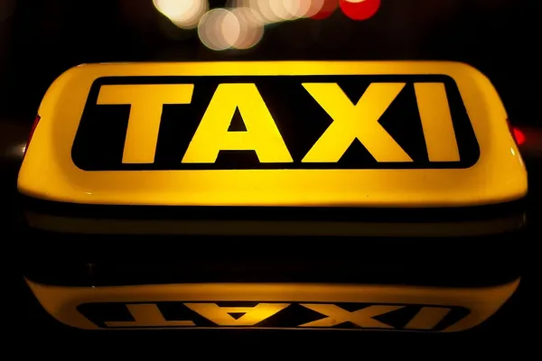 Nicușor Dan atacă în instanță hotărârea Primăriei Bucureștiului care interzice aplicațiile de taxi