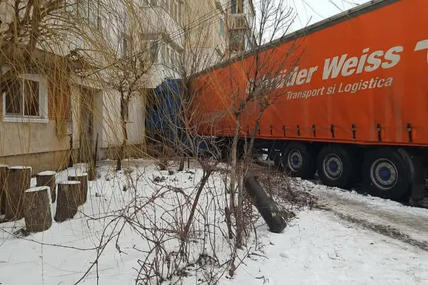 GALERIE FOTO. Accident atipic: un tir a derapat și a ajuns într-un bloc