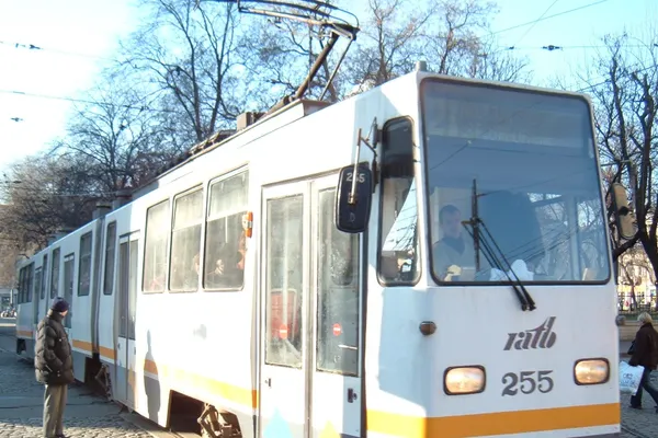 Accident în Capitală. Un bărbat, prins sub tramvai. Linia 21 a fost întreruptă