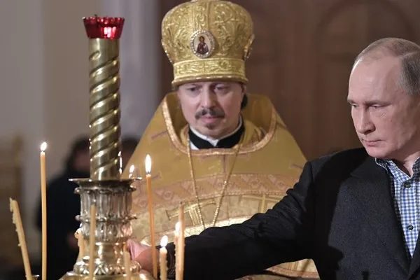 Vladimir Putin, pios, la slujba de Crăciun ținută la Sankt Petersburg