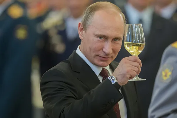 Motivul şocant pentru care Putin merge cu mâna dreaptă lipită de corp. Explicaţia unui neurolog