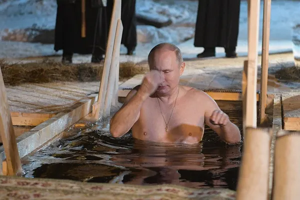 Vladimir Putin, baie în apa înghețată a unui lac, la o temperatură de -5 grade Celsius