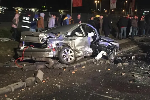 GALERIE FOTO. Accident cumplit: o persoană a rămas încarcerată