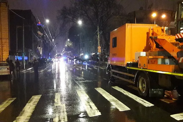 Accident în centrul Capitalei: Un copac a căzut peste firele de troleibuz