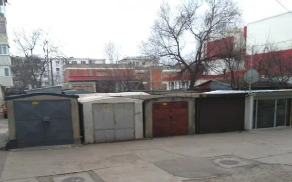 Ce au găsit polițiștii în garajul unui brăilean. Avea ușă termopan și antenă satelit