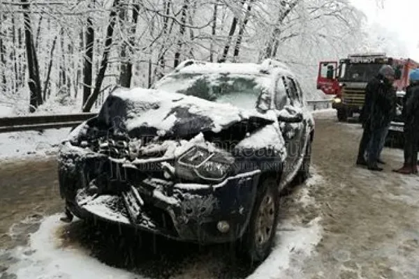 Accident grav între Dorohoi şi Botoşani. Doi oameni încarceraţi, trafic blocat (VIDEO)