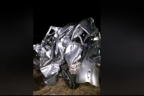 Accident cumplit în Buzău. Un Logan s-a făcut praf(FOTO ȘOCANTE)