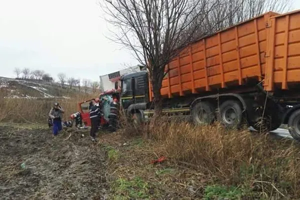 Accident rutier grav în județul Tulcea: două autotrenuri s-au ciocnit agresiv
